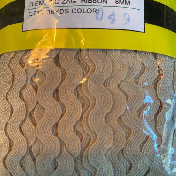Soft Tan 6mm Ric Rac - Picture 2 of 2